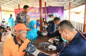 Lanal Banyuwangi Gelar Bakti Sosial dan Kesehatan di Fish Market Kampung Mandar