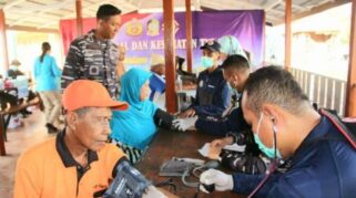 Lanal Banyuwangi Gelar Bakti Sosial dan Kesehatan di Fish Market Kampung Mandar