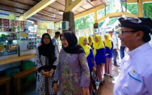 PLN UP3 Banyuwangi Bantu Puluhan Pelaku UMKM dengan Pemasangan Instalasi Listrik Gratis