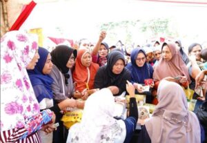 Ratusan Warga Serbu Pasar Murah di Kalipuro Banyuwangi dalam Peringatan Hari Pangan Dunia