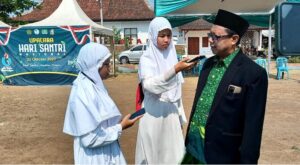 Siswi MI Darun Najah II Meliput dan Mewawancarai Upacara Hari Santri