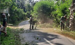 Babinsa dan Warga Pasrujambe Gotong Royong Bersihkan Jalan untuk Lingkungan yang Lebih Baik