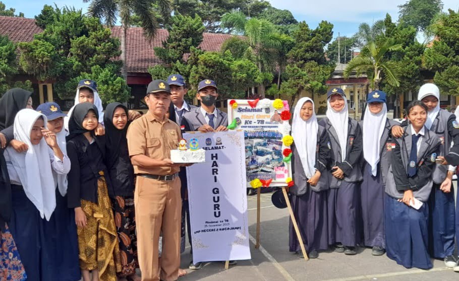 SMPN 2 Rogojampi Gelar Upacara HGN 2023 Tingkat Sekolah, Petugas Dari Para Guru