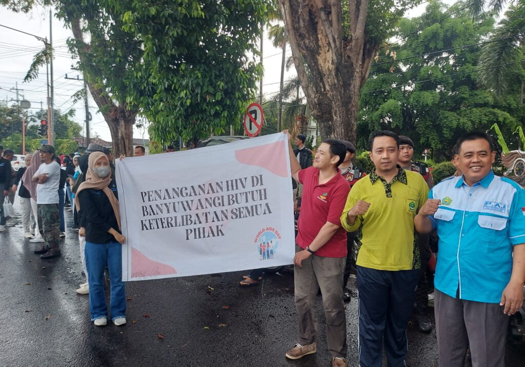 Aksi Damai OMS Banyuwangi Peringati Hari AIDS Sedunia 2023, Bagikan Buku Edukasi  Pada Masyarakat