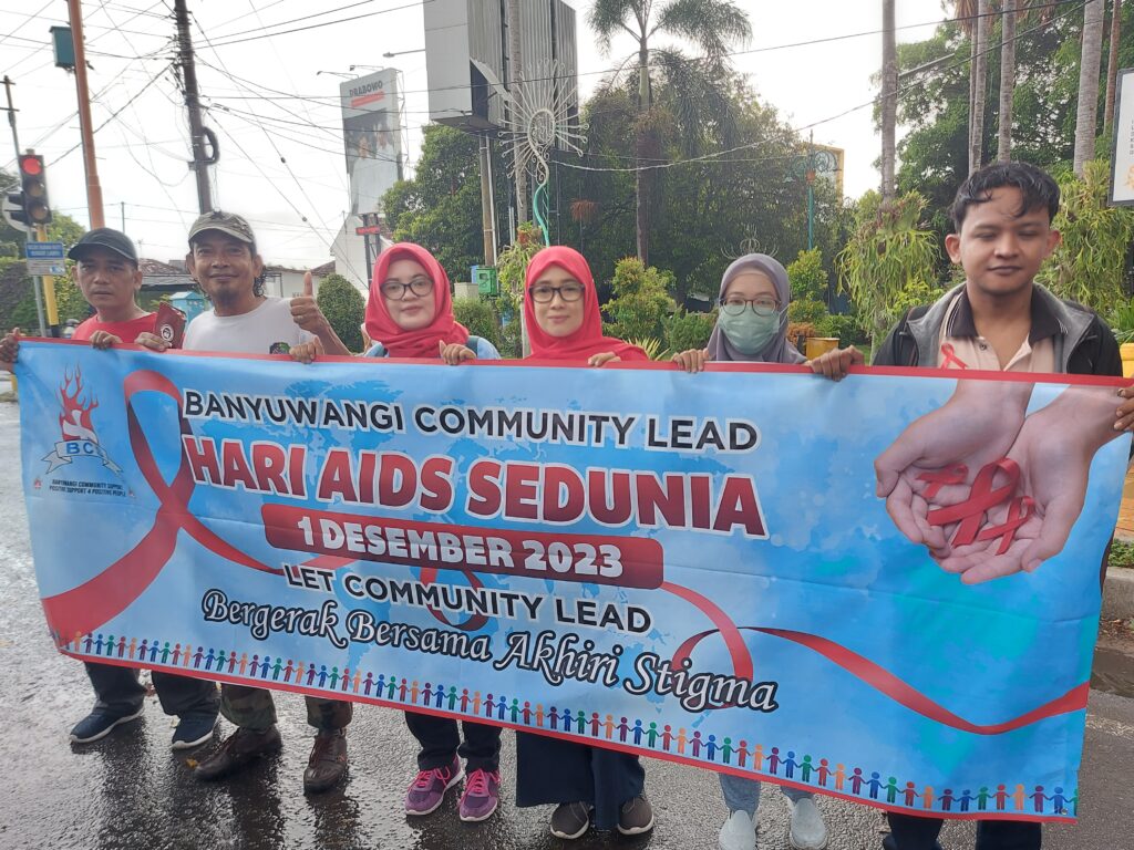 Aksi Damai OMS Banyuwangi Peringati Hari AIDS Sedunia 2023, Bagikan Buku Edukasi  Pada Masyarakat