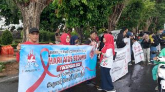 Aksi Damai OMS Banyuwangi Peringati Hari AIDS Sedunia 2023, Bagikan Buku Edukasi Pada Masyarakat di Banyuwangi
