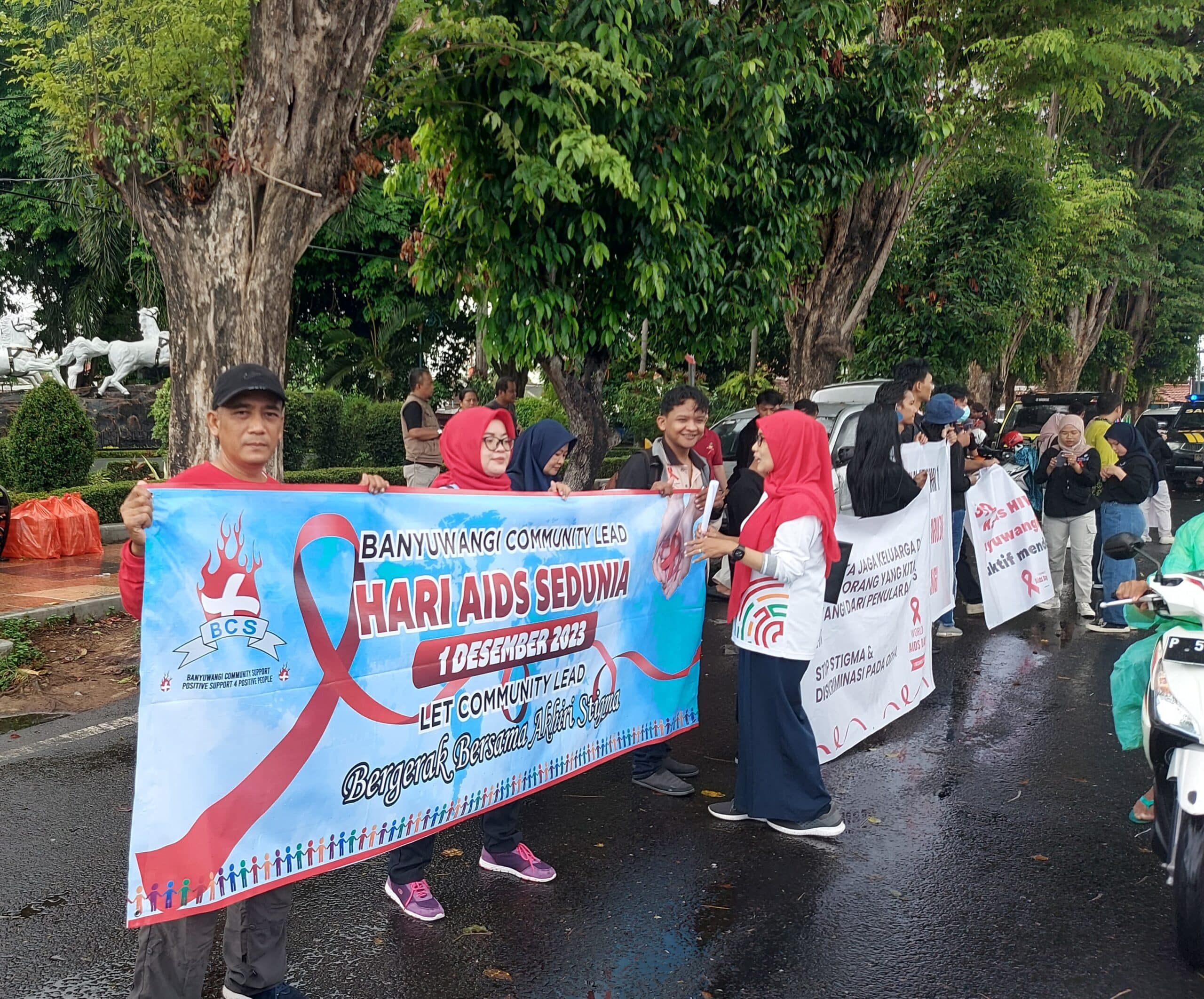 Aksi Damai OMS Banyuwangi Peringati Hari AIDS Sedunia 2023, Bagikan Buku Edukasi  Pada Masyarakat