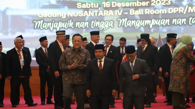 Wakili Mendagri, Sekjen Kemendagri Kukuhkan DPP Diskusi Alumni Mahasiswa Minang Wakili Mendagri, Sekjen Kemendagri Kukuhkan DPP Diskusi Alumni Mahasiswa Minang