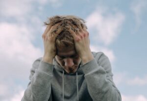 5 Penyebab Seseorang Sulit Merasakan Bahagia