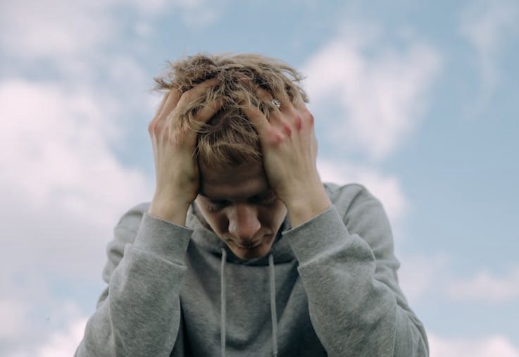 5 Penyebab Seseorang Sulit Merasakan Bahagia