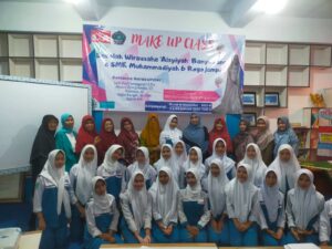 SMK Muhammadiyah 6 Rogojampi Gelar Pelatihan Merias Bersama SWA PDA Banyuwangi di Banyuwangi