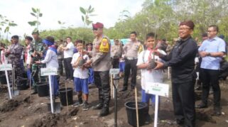 Lestarikan Lingkungan, Wabup Sugirah Apresiasi Gerakan Tanam Ribuan Pohon oleh Polresta Banyuwangi di Banyuwangi