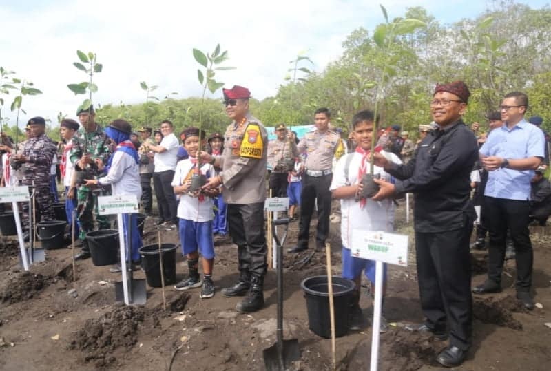 Lestarikan Lingkungan, Wabup Sugirah Apresiasi Gerakan Tanam Ribuan Pohon oleh Polresta Banyuwangi