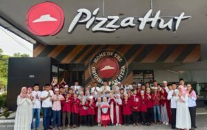 Pizza Hut Kupang Indah Gelar Acara Buka Puasa Bersama Anak Yatim Piatu