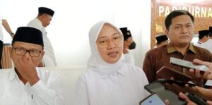 Bupati Banyuwangi Ipuk Fiestiandani didampingi Wabup Sugirah dan Wakil Ketua DPRD M Ali Mahrus, Senin (18/3)