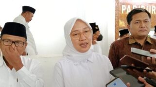 Bupati Banyuwangi Ipuk Fiestiandani didampingi Wabup Sugirah dan Wakil Ketua DPRD M Ali Mahrus, Senin (18/3)