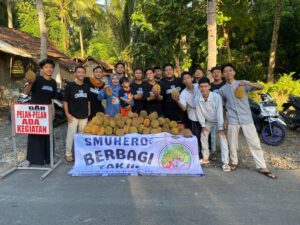 SMK Muhammadiyah 6 Rogojampi Berinovasi dalam Pembagian Takjil dengan Bagi-bagi Buah Durian di Banyuwangi