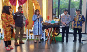 HADIAH UTAMA : Weni Kristanti (batik biru) melakukan pengundian pemenang satu buah motor di Tabuhan Lounge Kokoon Hotel Banyuwangi, Jumat (19/4).
