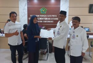 Spesial UMKM, Kemenag Banyuwangi Bagikan 11 Sertifikat Halal Gratis di Banyuwangi