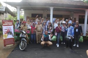 Delegasi Internasional Apresiasi Program Kependudukan dan Pemberdayaan Ekonomi di Desa Jambewangi di Banyuwangi