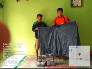 Peduli Pada Penyadap Pinus, Mandor KRPH Sumbermanggis Glenmore Bagikan Puluhan Jas Hujan di Banyuwangi