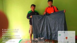 Peduli Pada Penyadap Pinus, Mandor KRPH Sumbermanggis Glenmore Bagikan Puluhan Jas Hujan di Banyuwangi