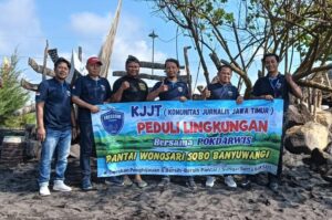 Peduli Lingkungan, KJJT Banyuwangi dan Pokdarwis Pawon Jaya Tanam Puluhan Cemara di Pantai Wonosari di Banyuwangi