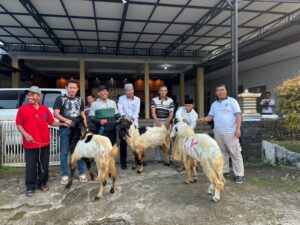 Warga Pakel menerima hewan Kurban kambing dari Polresta Banyuwangi Menjelang Hari Raya Idul Adha 1445 H di Banyuwangi