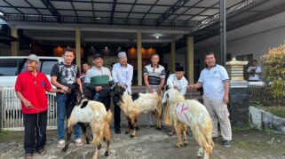 Warga Pakel menerima hewan Kurban kambing dari Polresta Banyuwangi Menjelang Hari Raya Idul Adha 1445 H di Banyuwangi