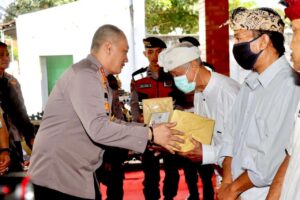 Kapolresta Banyuwangi Serahkan Bantuan Sosial di Pura Giri Nata Menjelang Hari Bhayangkara ke-78 di Banyuwangi