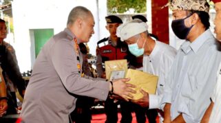 Kapolresta Banyuwangi Serahkan Bantuan Sosial di Pura Giri Nata Menjelang Hari Bhayangkara ke-78 di Banyuwangi