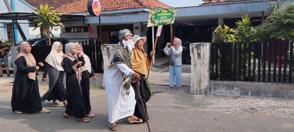 Karnaval Jodhang Kembang Ndog di Dusun Lateng, Desa Gladag di Inisiatori Jamiyah Tahlil Atasriyah