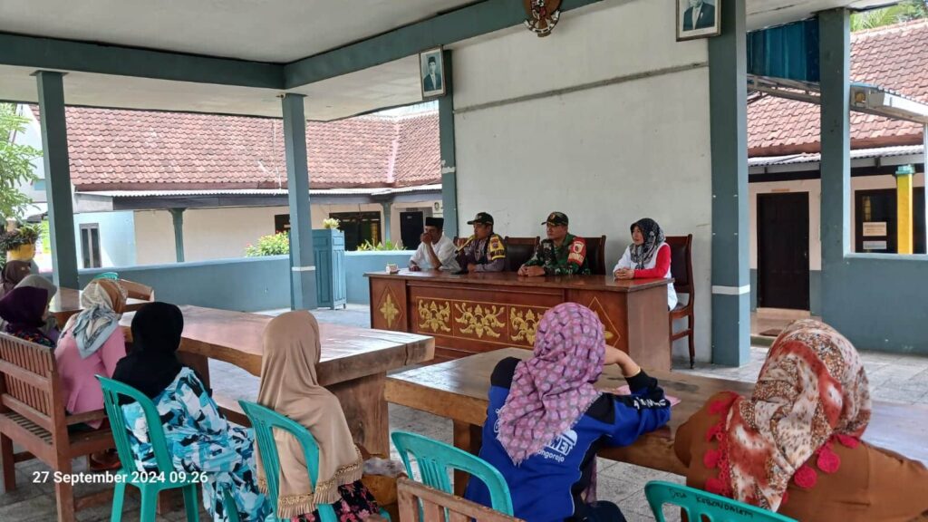 Foto istimewa : kegiatan penyaluran bantuan sosial BLT DD Desa Kebondalem, Bangorejo (R10/MediaKampungCom)