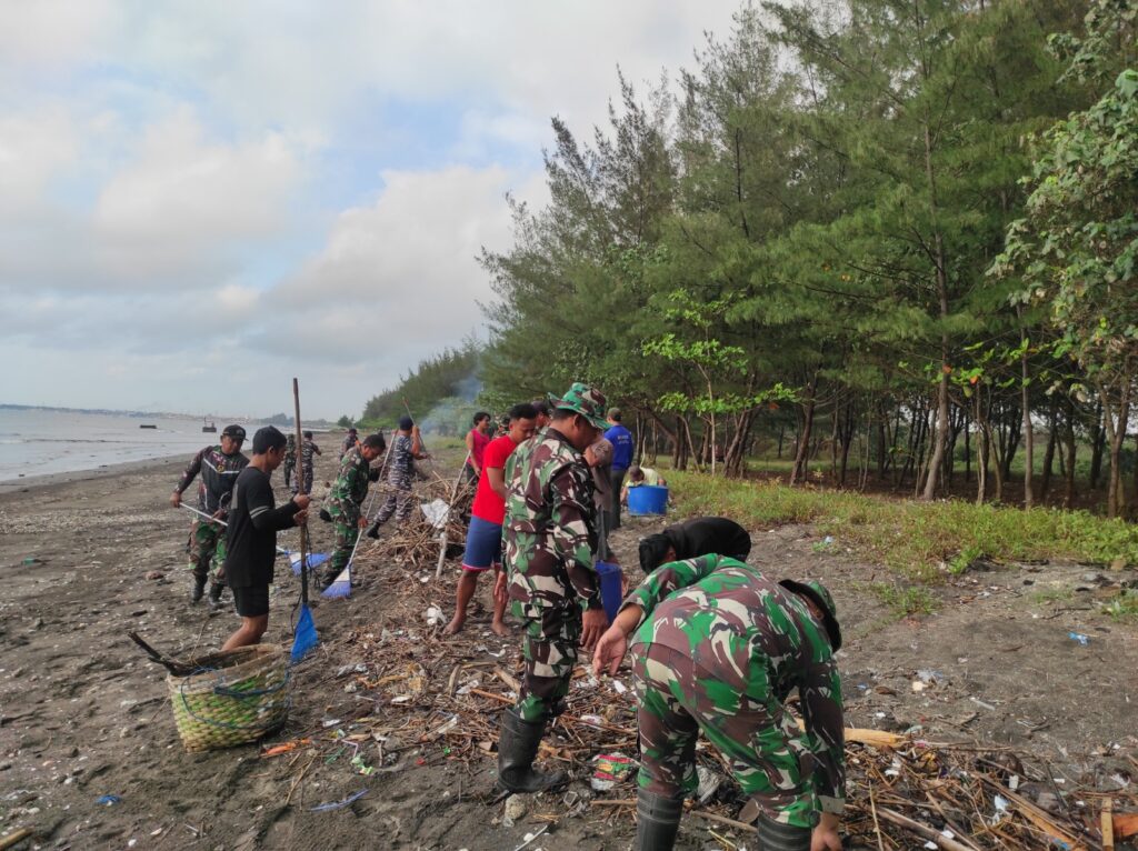 Kegiatan TNI dan Masyarakat Bersih-bersih Pantai Gumuk Kantong Banyuwangi
