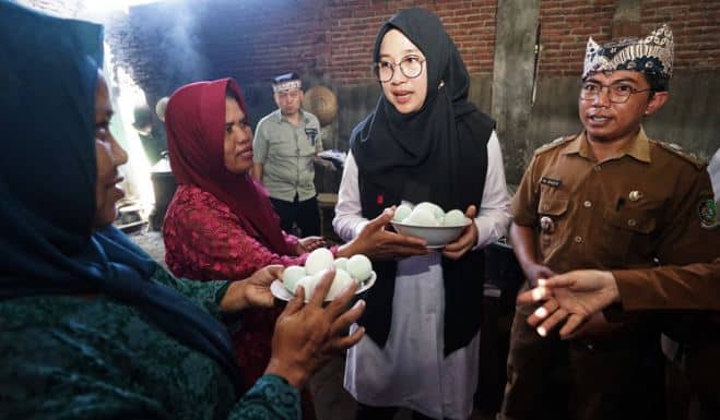 Bupati Banyuwangi Apresiasi Pemberdayaan Lansia di Industri Rumahan Desa Jambesari Bupati Banyuwangi Apresiasi Pemberdayaan Lansia di Industri Rumahan Desa Jambesari