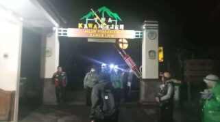 Kawah Ijen Kembali Dibuka, Ratusan Wisatawan Antusias Meski Cuaca Buruk di Banyuwangi