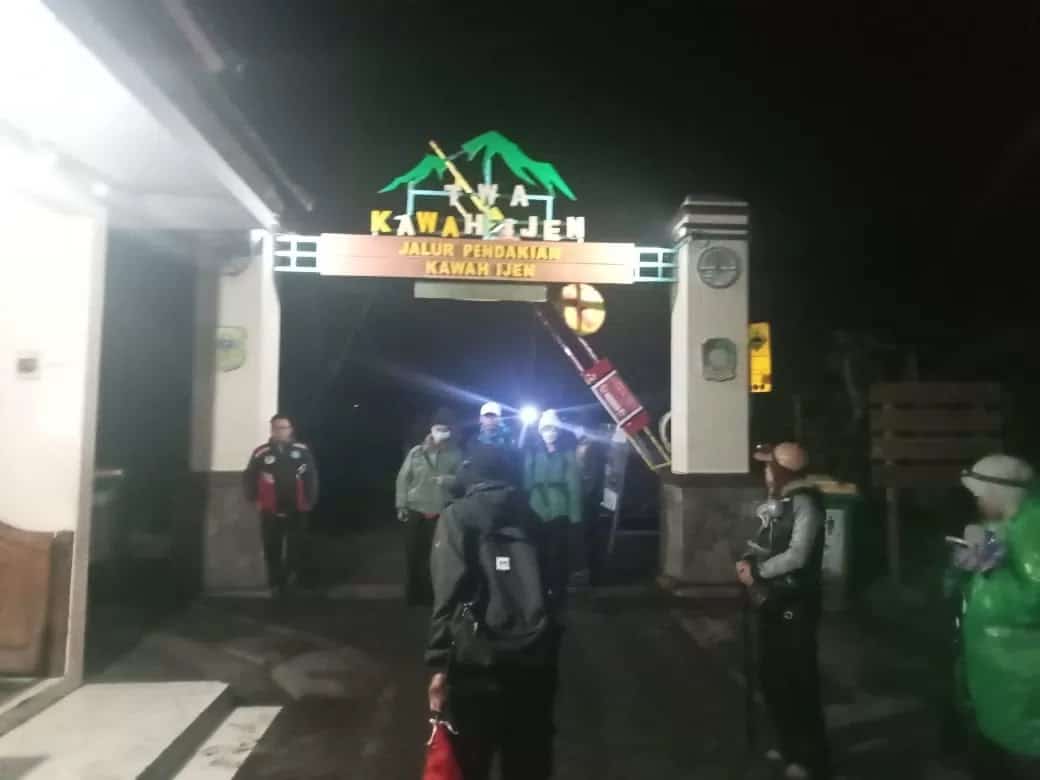 Kawah Ijen Kembali Dibuka, Ratusan Wisatawan Antusias Meski Cuaca Buruk