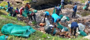 PLC dan Sungai Watch Kolaborasi Bersihkan Sampah Sungai Desa Gintangan di Banyuwangi