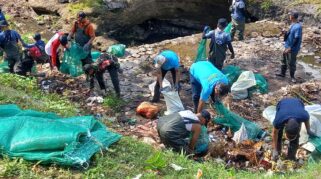 PLC dan Sungai Watch Kolaborasi Bersihkan Sampah Sungai Desa Gintangan di Banyuwangi