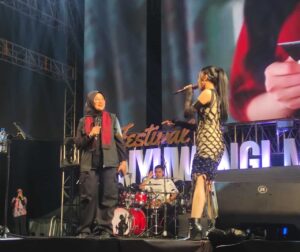 Bupati Ipuk duet dengan lyodra di festival musik tepi pantai Banyuwangi 2024