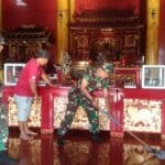 Jelang HUT TNI ke-79, Koramil Banyuwangi Gelar Karya Bakti di Klenteng Ho Tong Bio Tri Dharma