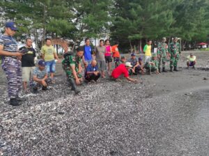 TNI bersama Masyarakat Melakukan Pelepasan Tukik di Pantai Gumuk Kantong, Banyuwangi.