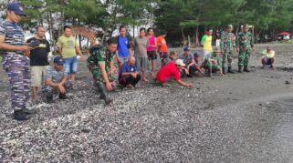 TNI bersama Masyarakat Melakukan Pelepasan Tukik di Pantai Gumuk Kantong, Banyuwangi.