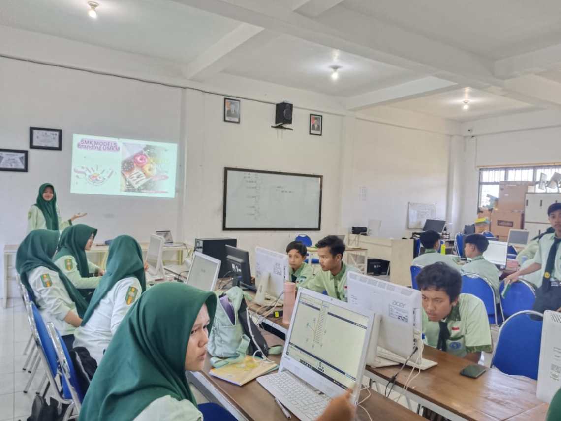 Lewat Pembelajaran Inovatif, Siswa SMK Model Siliragung Bantu Branding UMKM di Banyuwangi