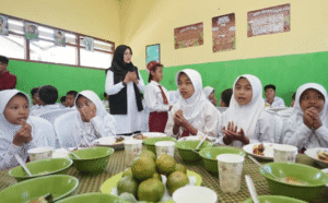 Bupati Banyuwangi (Ipuk Fiestiandani) Simulasi Program Makan Siang Bergizi Bersama SDN 5 Glagah