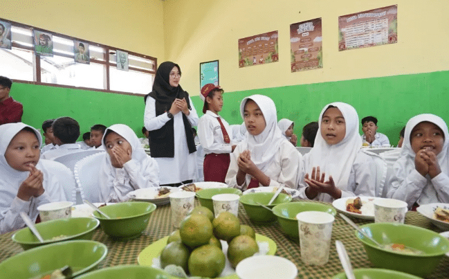 Bupati Banyuwangi (Ipuk Fiestiandani) Simulasi Program Makan Siang Bergizi Bersama SDN 5 Glagah