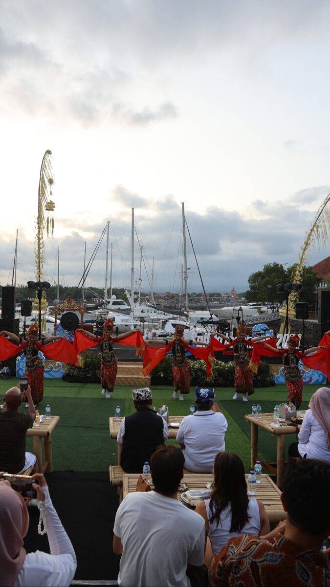 Penari Gandrung menghibur para yachter