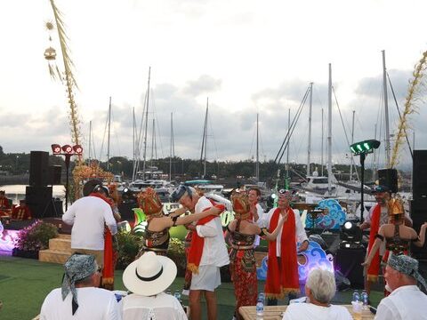 Yachter berinteraksi dengan penari Gandrung
