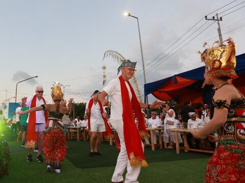 Yachter menari bersama penari Gandrung di Banyuwangi