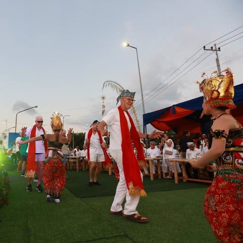 Yachter menari bersama penari Gandrung di Banyuwangi